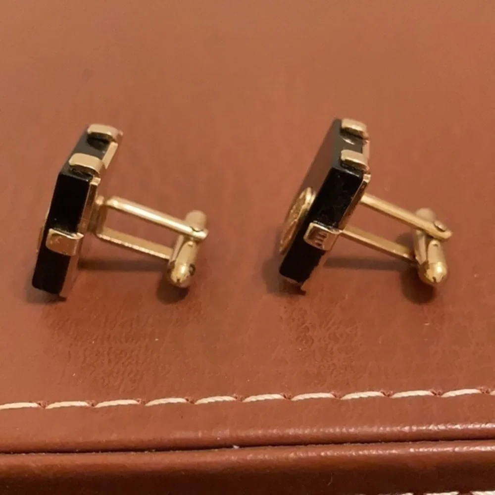 Vintage men’s Swank black square and gold tone regal looking cuff links